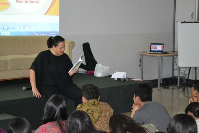DSC_0041 Sita Nursanti membacakan naskah