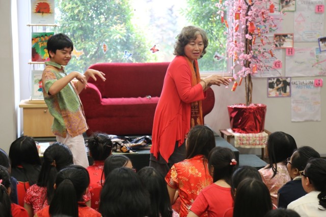 IMG_3125 Murti Bunanta mengajarkan murid Kelas 6 menjadi penutur cerita