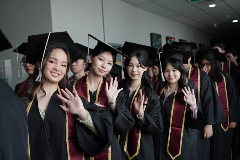 Setengah Lulusan Wisuda BINUS SCHOOL Simprug Lanjutkan Program Bisnis dan STEM di Universitas Top Dunia